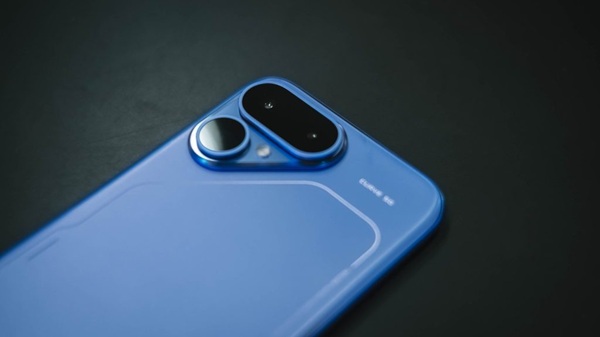Khu vực chứa camera có dạng hình khối tam giác độc đáo