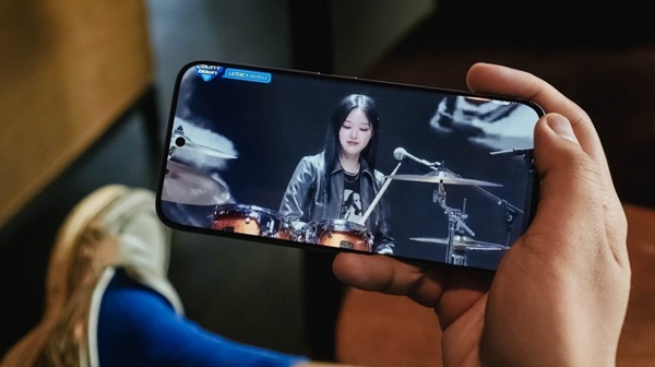 Màn hình sử dụng tấm nền AMOLED cao cấp cùng kích thước lớn 6.78 inch
