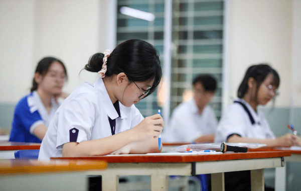 Xu hướng tăng giảm điểm chuẩn năm 2025 với 2024 và 2023 của từng ngành