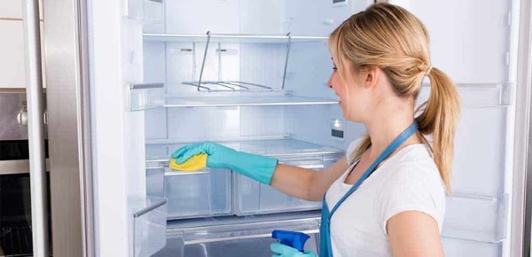 Vệ sinh tủ lạnh thường xuyên để đảm bảo hoạt động