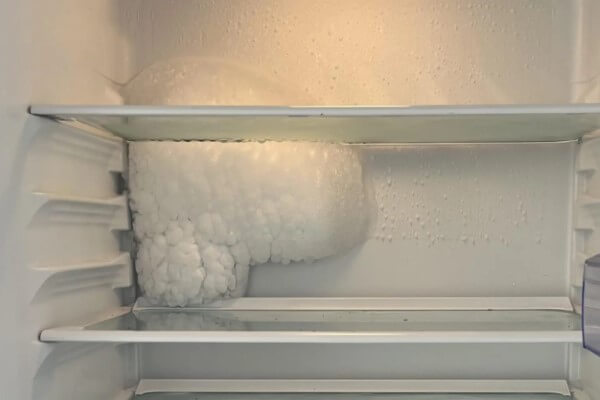 Nguyên nhân do hệ thống thông gió giữa ngăn đá và ngăn mát bị tắc nghẽn