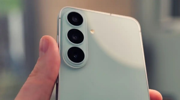 Camera sau trên Galaxy S26 FE gồm 3 ống kính