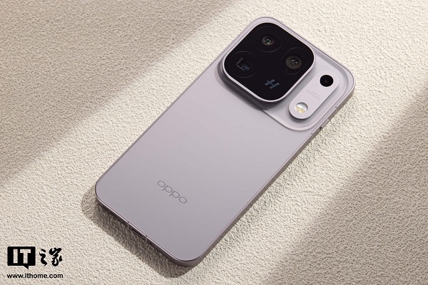 Điểm gây ấn tượng mạnh mẽ trên mặt lưng của thiết bị chính là cụm camera hình vuông