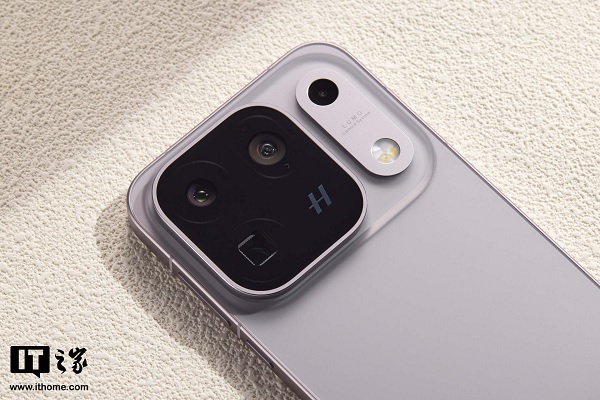 Điểm nhấn đáng tiền nhất của OPPO Find X10 Pro Max nằm ở bộ ba camera sau cùng độ phân giải 200MP