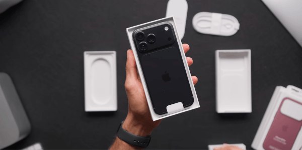 Cụm camera sau trên video đập hộp iPhone 18 Pro Max màu đen của kênh Mrwhosetheboss