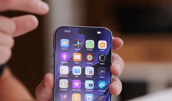 Dynamic Island nhỏ hơn khi đập hộp iPhone 18 Pro Max (Youtube Karl Conard)