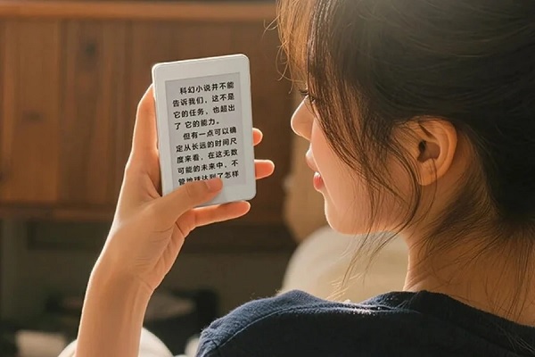 Người dùng chỉ cần chạm vào màn hình HONOR Life S3 để lật sang trang tiếp theo.