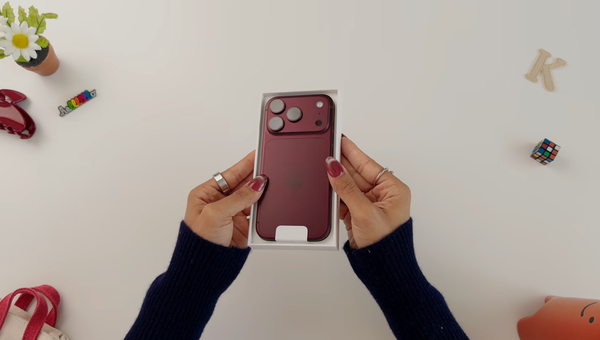 Đập hộp iPhone 18 Pro Max màu Đỏ Burgundy (Youtube Krystal Lora)