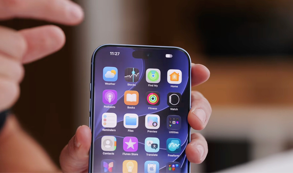 Dynamic Island nhỏ hơn khi đập hộp iPhone 18 Pro Max (Youtube Karl Conard)