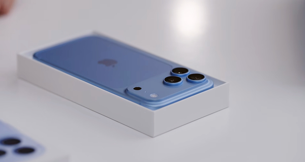 Cụm camera nhô lên trong video đập hộp của kênh Youtube Karl Conard