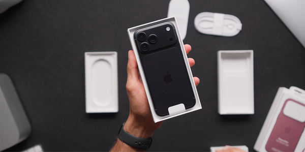 Cụm camera sau trên video đập hộp iPhone 18 Pro Max màu đen của kênh Mrwhosetheboss