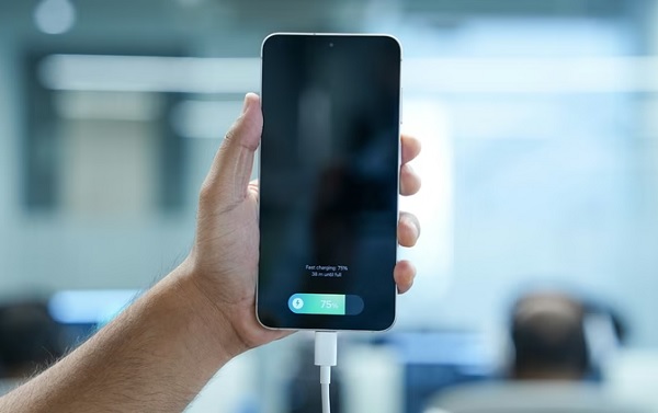 Mẫu máy Samsung tạo ấn tượng mạnh mẽ với viên pin dung lượng lớn tới 4.900 mAh