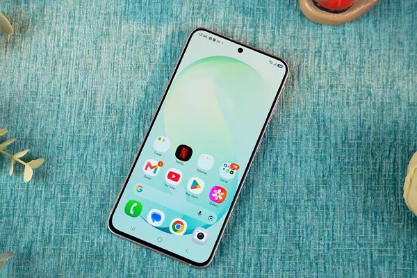 Điện thoại Samsung mang lại không gian thao tác rộng rãi hơn, độ sáng cao hơn