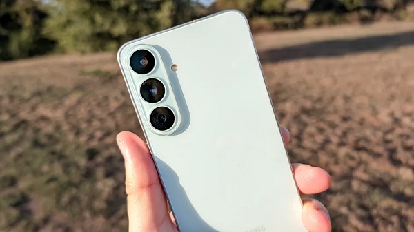Galaxy S26 FE được trang bị camera chính 50MP, ống kính góc siêu rộng 12MP và cảm biến tele 8MP