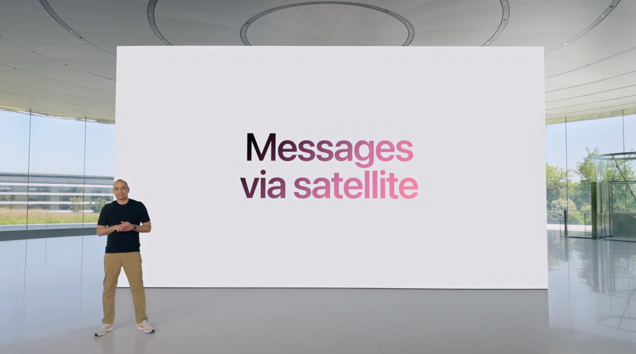 Messages via satellite giúp duy trì liên lạc khi iPhone không có mạng di động và Wi-Fi