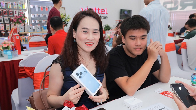 iPhone 18 Pro series chính thức mở bán: Không khí sôi động tại Viettel Store Xã Đàn