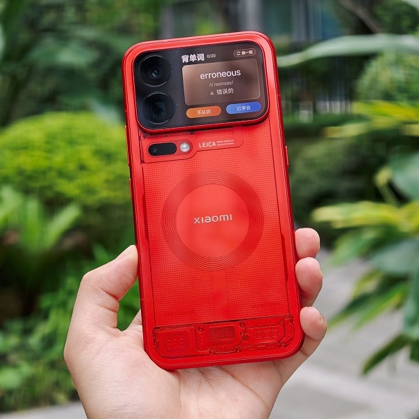 Màn hình phụ ở mặt sau cũng hỗ trợ tần số quét 120Hz cùng độ sáng đạt ngưỡng 4.000 nits