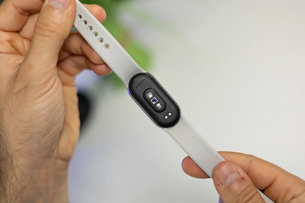 Dây silicone ban đầu có đôi chút khó khăn khi thao tác tháo lắp