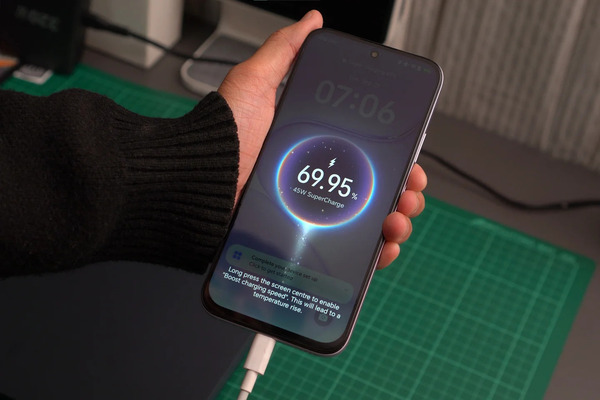 Viên pin của HONOR 600S 5G nhỉnh hơn một chút với dung lượng 8.100 mAh
