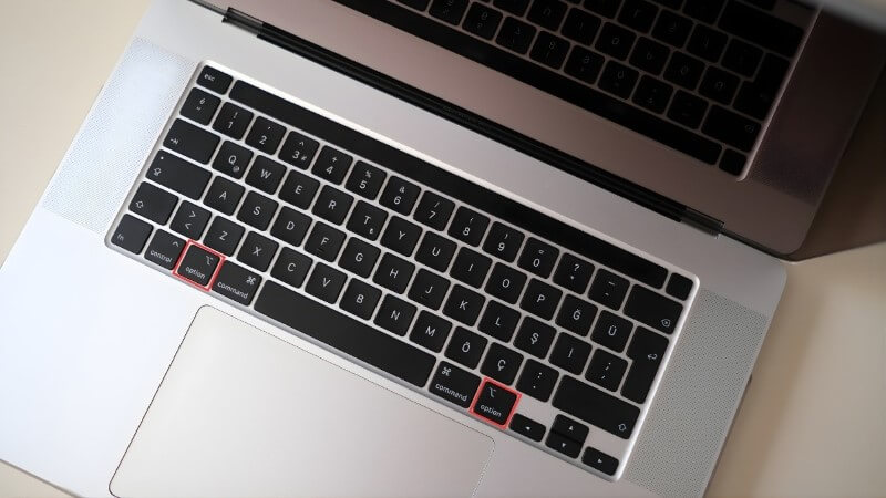 Apple sử dụng phím bổ trợ với tên gọi Option cùng biểu tượng ⌥ 