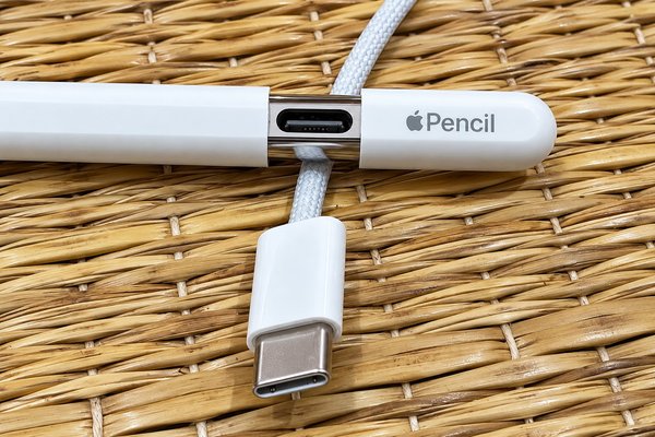 Apple Pencil (USB-C) có cổng kết nối dưới nắp trượt để thực hiện ghép đôi và sạc.