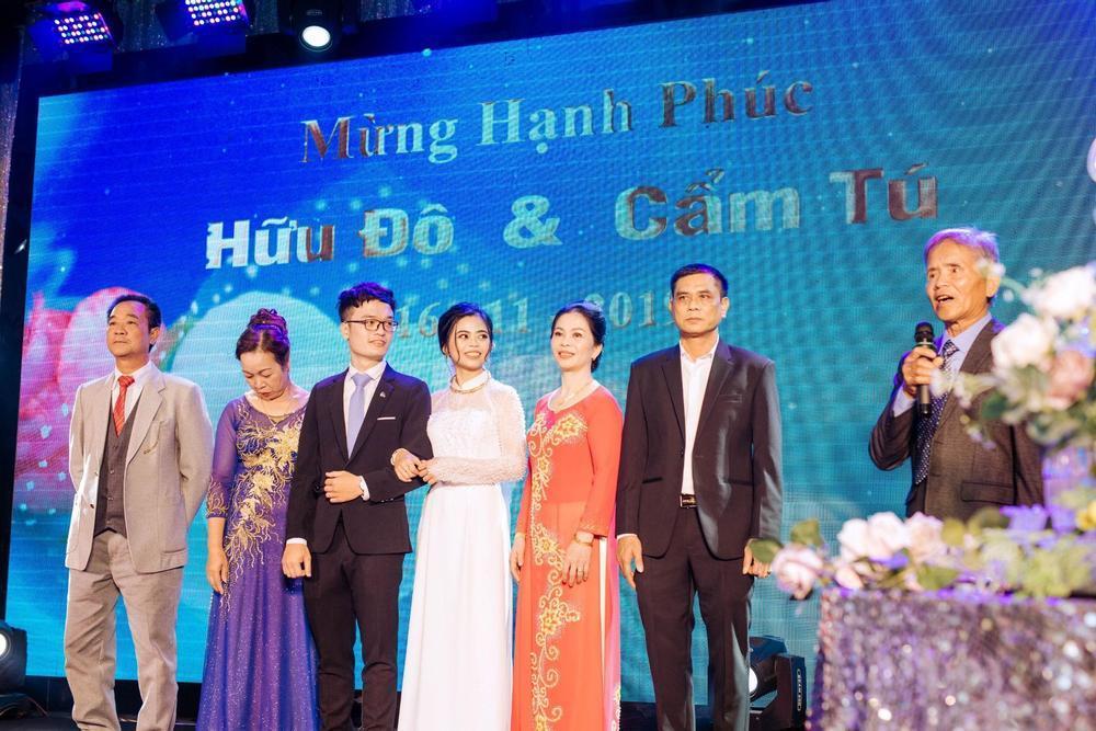 Người đại diện gia đình cô dâu phát biểu trước quan khách, bày tỏ niềm vui và gửi lời chúc tốt đẹp đến đôi trẻ