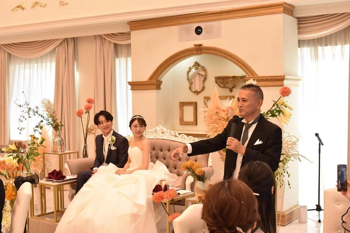 Người đại diện nhà gái nên giữ phong thái tự nhiên, nói chậm rãi và sử dụng bản thảo khi cần để phần phát biểu diễn ra suôn sẻ
