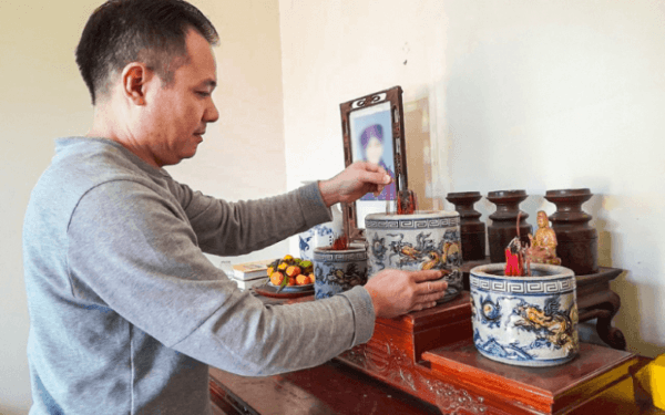 Các bước bao sái bàn thờ và tỉa chân nhang đúng cách