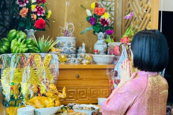 Gia chủ có thể thắp hương, dâng nước hoặc lễ đơn giản sau khi bao sái ban thờ