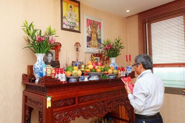 Tham khảo mẫu văn khấn xin phép bao sái bàn thờ