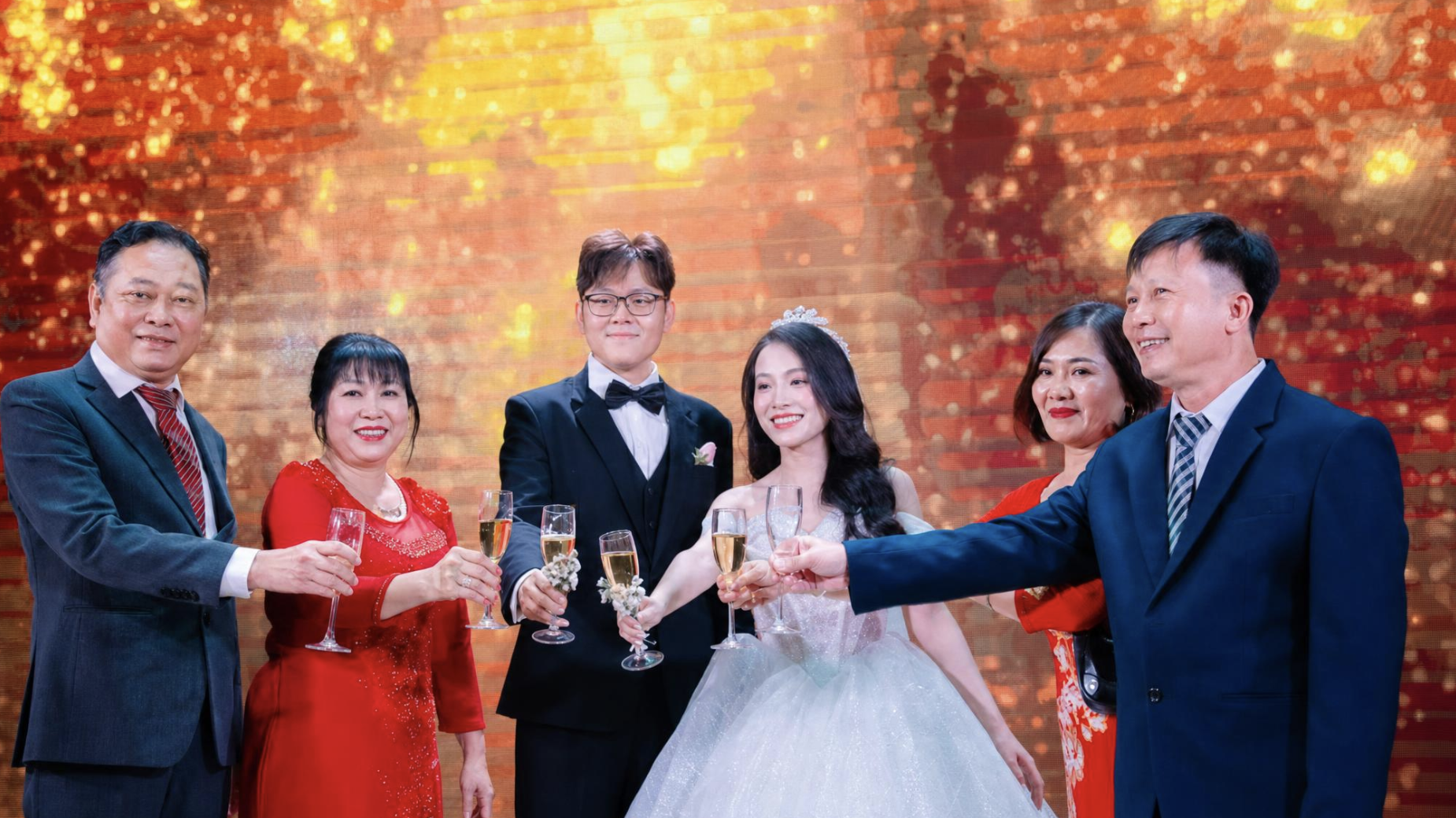 Bố mẹ hai bên gia đình gửi lời cảm ơn chân thành đến quan khách đã dành thời gian tham dự và chúc phúc cho các con