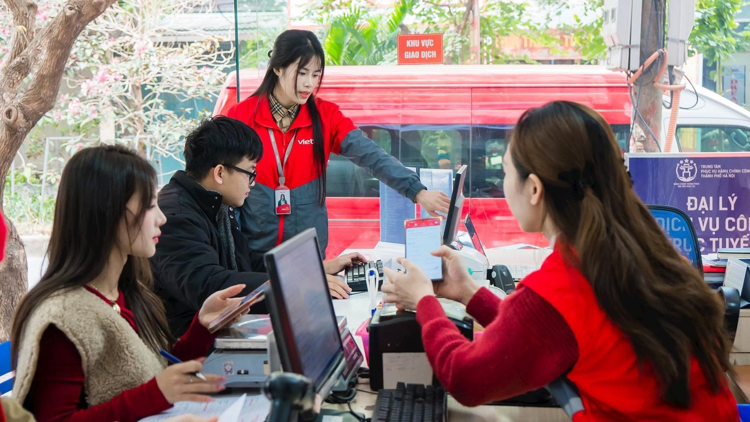 Nhân viên Viettel Post hỗ trợ giải đáp thông tin về dịch vụ chuyển phát và bưu cục.