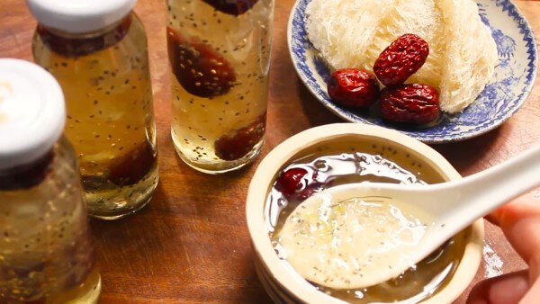 Hướng dẫn chưng yến với đường phèn, hạt chia và táo đỏ