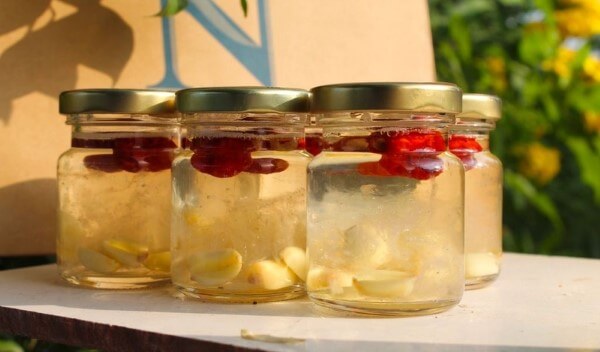 Bảo quản yến chưng trong hộp hoặc hũ thủy tinh sạch có nắp kín để trong ngăn mát