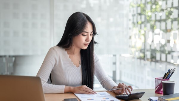 Người lao động có thể làm việc với bộ phận nhân sự hoặc kế toán của doanh nghiệp