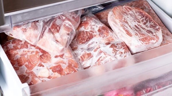 Sơ chế thịt heo và cho thịt vào ngăn đông khoảng 30 - 60 phút để làm mát