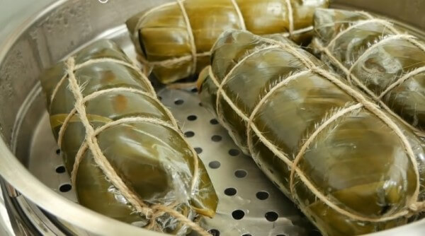Đun sôi nước trong nồi hấp rồi cho chả vào hấp đến khi chín đều