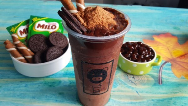 Pha hỗn hợp Milo với sữa, đá và thêm một phần bánh quy nghiền