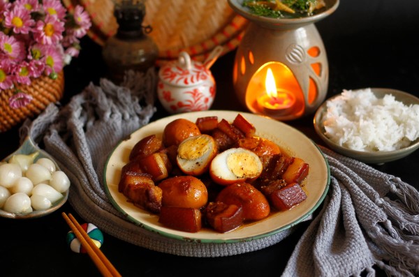 Thịt kho tàu có thể ăn cùng cơm nóng