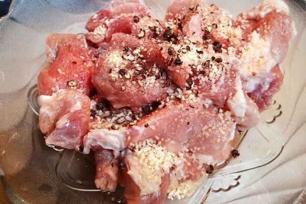 Ướp thịt với nước mắm, đường, một chút muối và tiêu