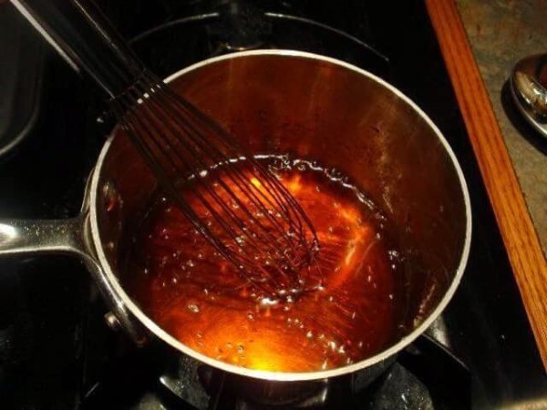 Chuẩn bị phần nước màu để kho thịt