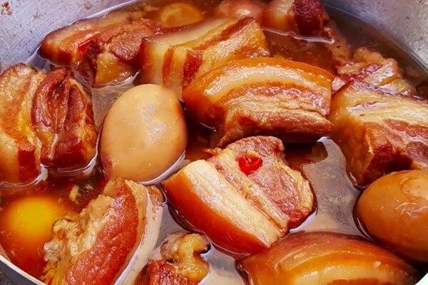 Đổ nước dừa vào gần ngập mặt thịt và kho nhỏ lửa