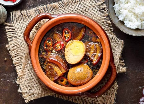 Thành phẩm thịt kho có màu nâu vàng óng, phần da mềm, thịt nạc không bị khô