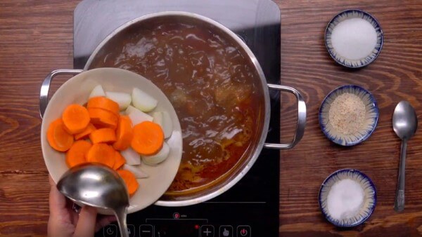 Thêm nước nóng sao cho lượng nước vừa ngập thịt kho đến khi mềm