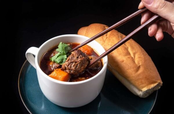 Bò kho có thể kết hợp với nhiều món ăn như bánh mì, bún, phở