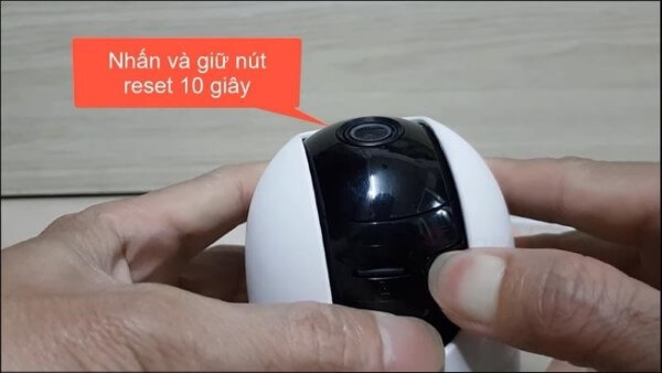 Nhấn và giữ nút Reset trên camera