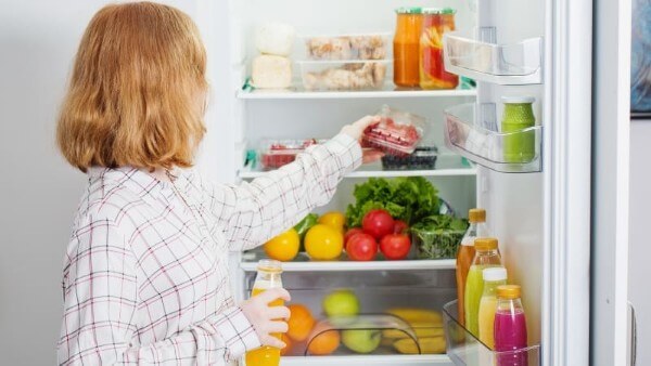 Sắp xếp thực phẩm vào tủ với số lượng vừa phải