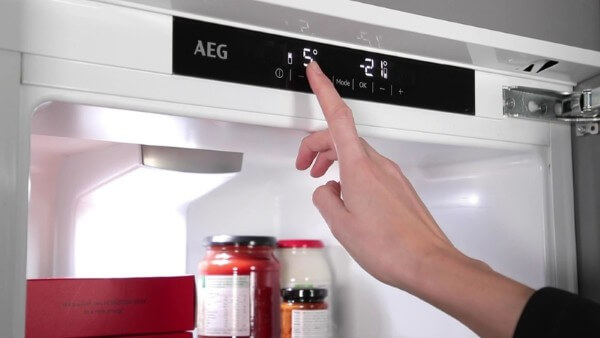 Tiến hành điều chỉnh nhiệt độ tủ lạnh mới với mức nhiệt phù hợp