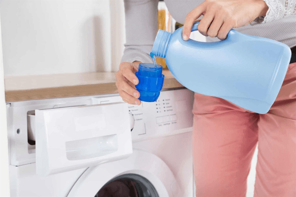 Sử dụng dung dịch chuyên dụng để tẩy lồng máy giặt