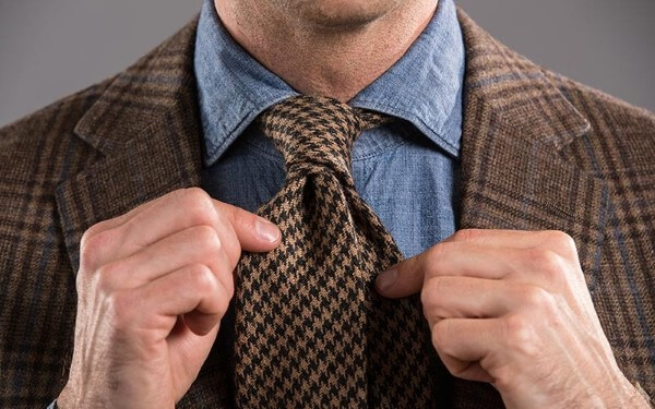 Một số mẹo thắt giúp nút cà vạt đẹp và cân đối